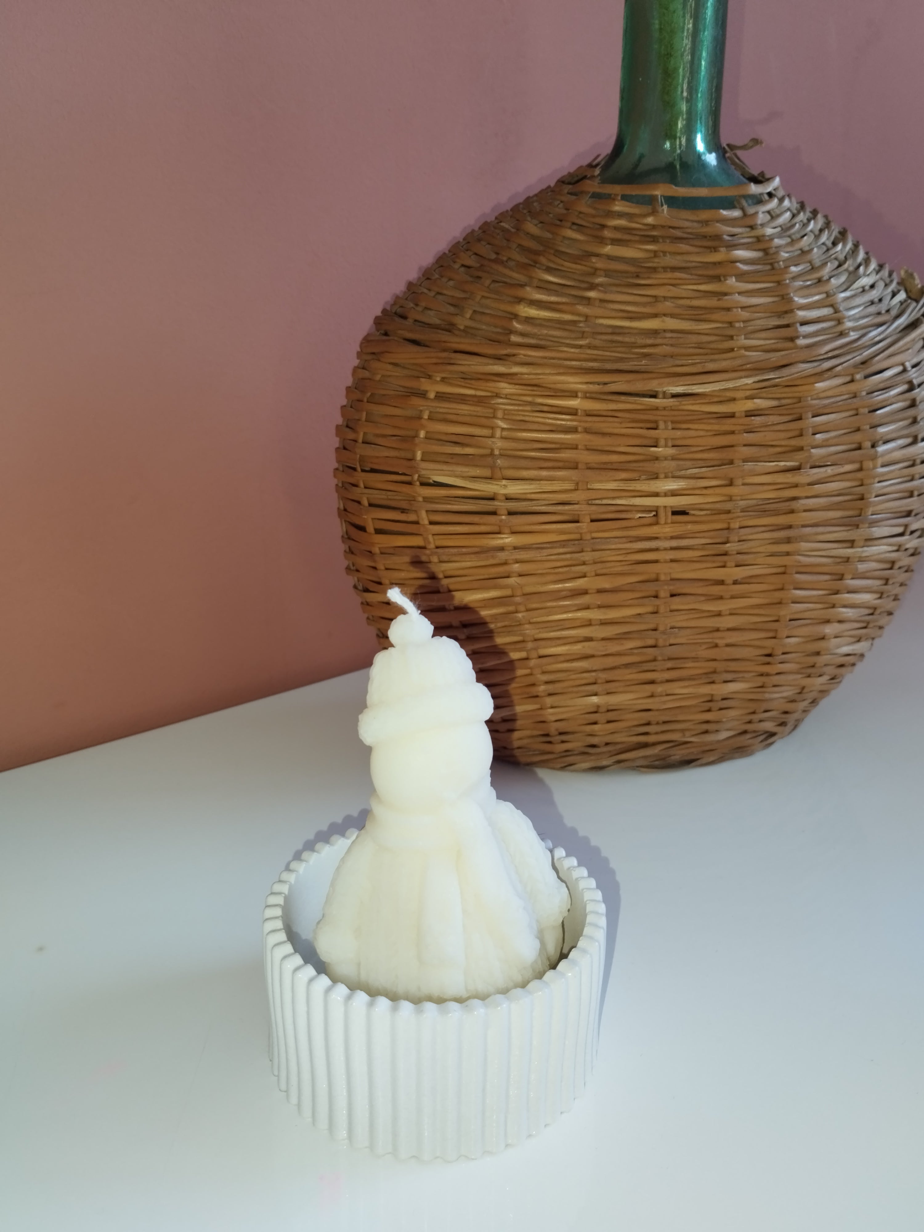 Bougie Bonhomme de neige parfumé dans sa coupelle  en jesmonite
