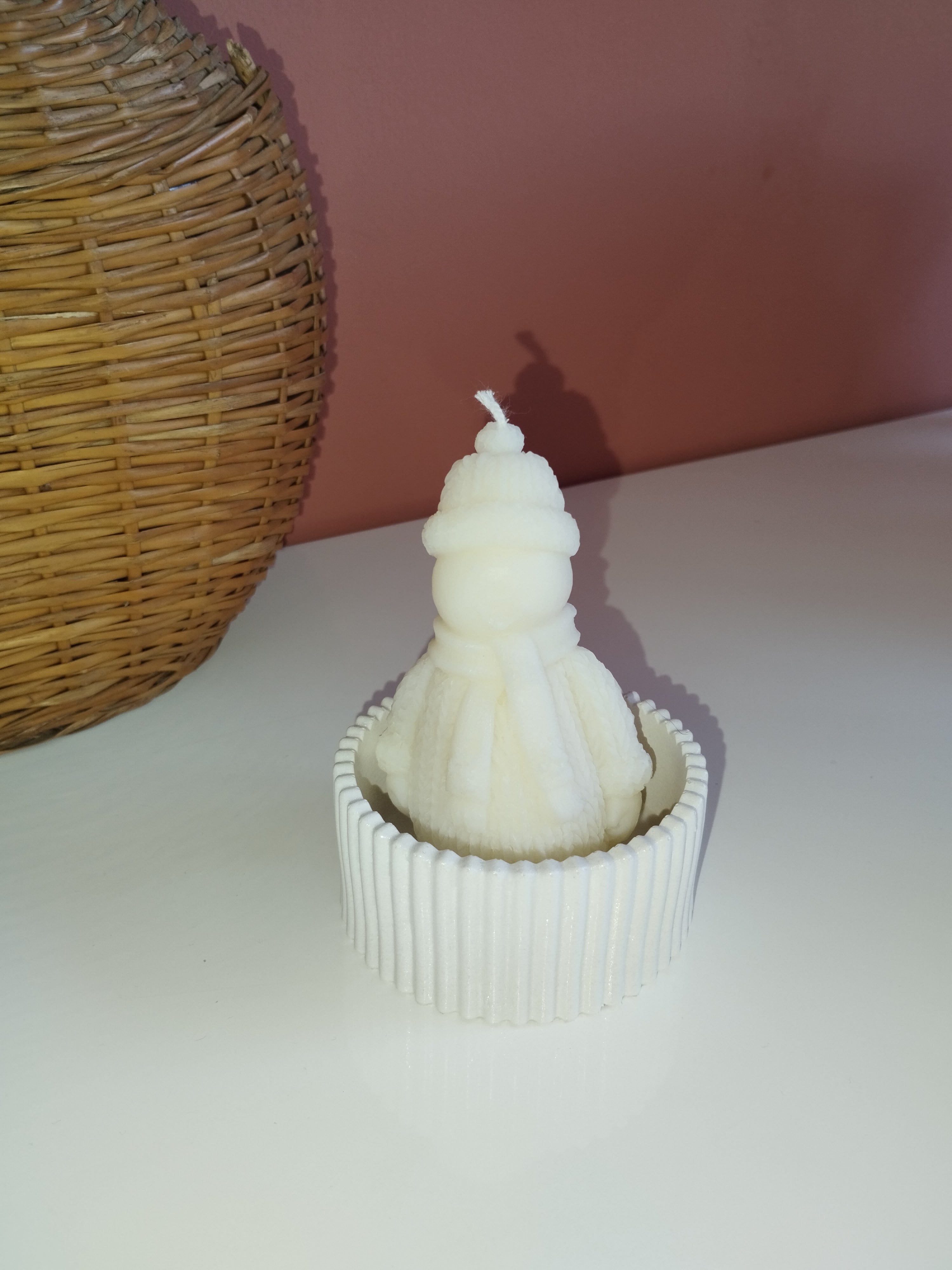 Bougie Bonhomme de neige parfumé dans sa coupelle  en jesmonite
